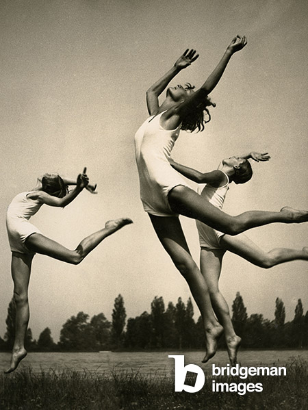 Fotografie schwarz und weiß, Frauen springen und tanzen