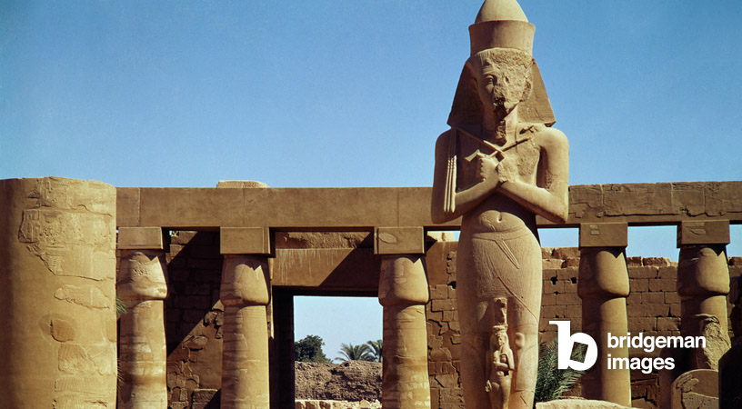 Der Koloss von Ramses II: Stehende Statue des Königs mit seiner Tochter Benta anta vor seinen Beinen, aus dem Großen Tempel des Amun