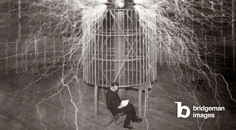 Nikola Tesla sitzt in seinem Labor in Colorado Springs mit seinem "Vergrößerungssender".