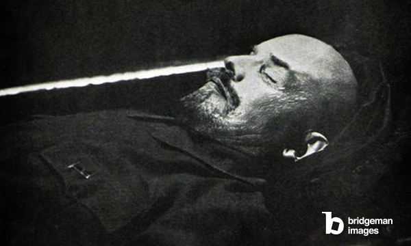 Vladimir Lenin embalmed in his coffin / Universal History Archive/UIG / Bridgeman Images